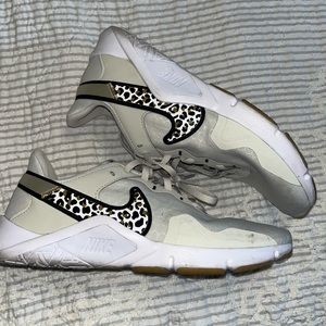 W Nike Legend Essentials